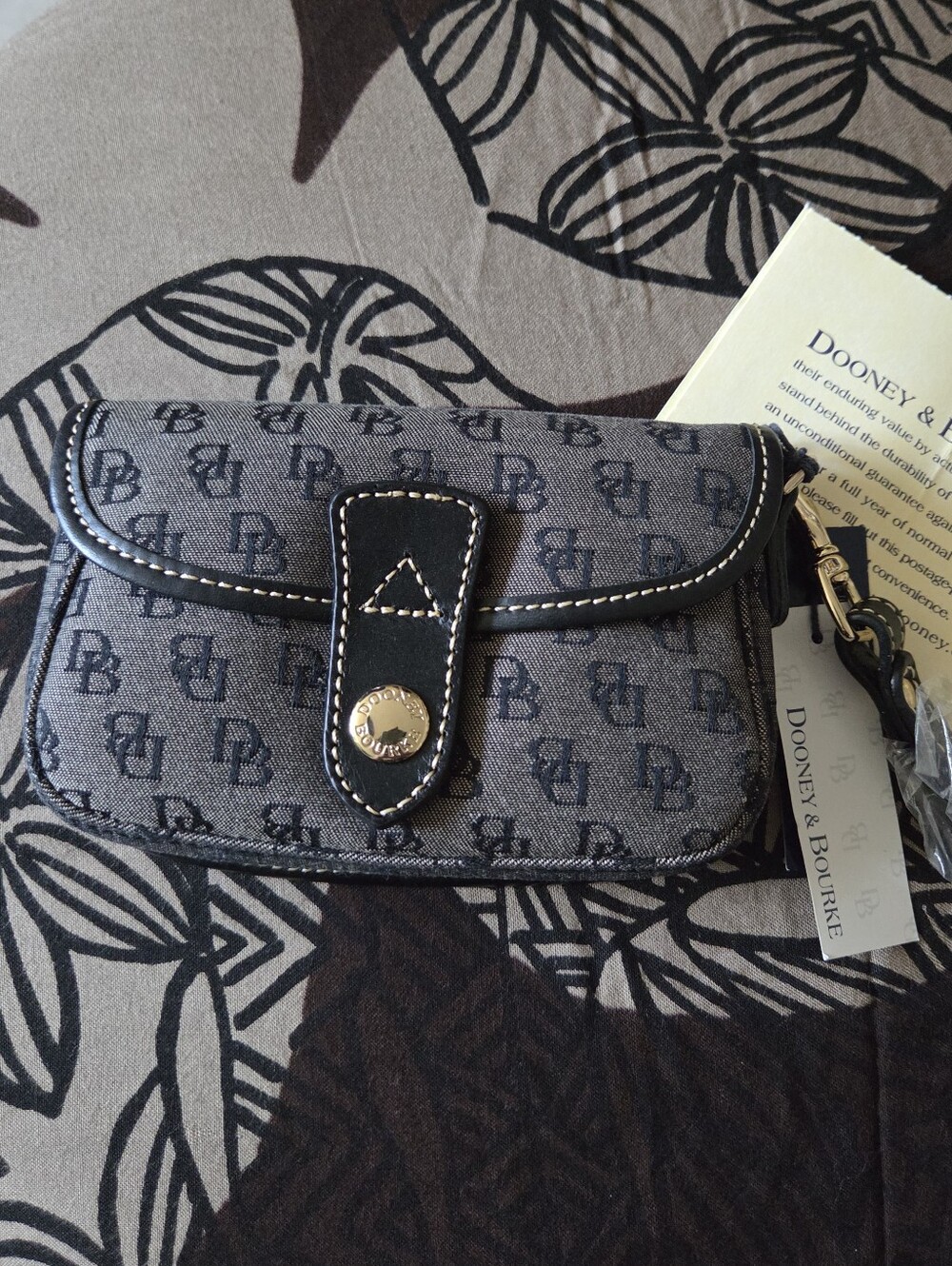 🦆NEW Dooney & Bourke Monogram Wristlet - Gray/Black🦆